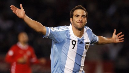 开云体育官网-女足比赛选手风采展露，活动吸引众多观众，女足专访