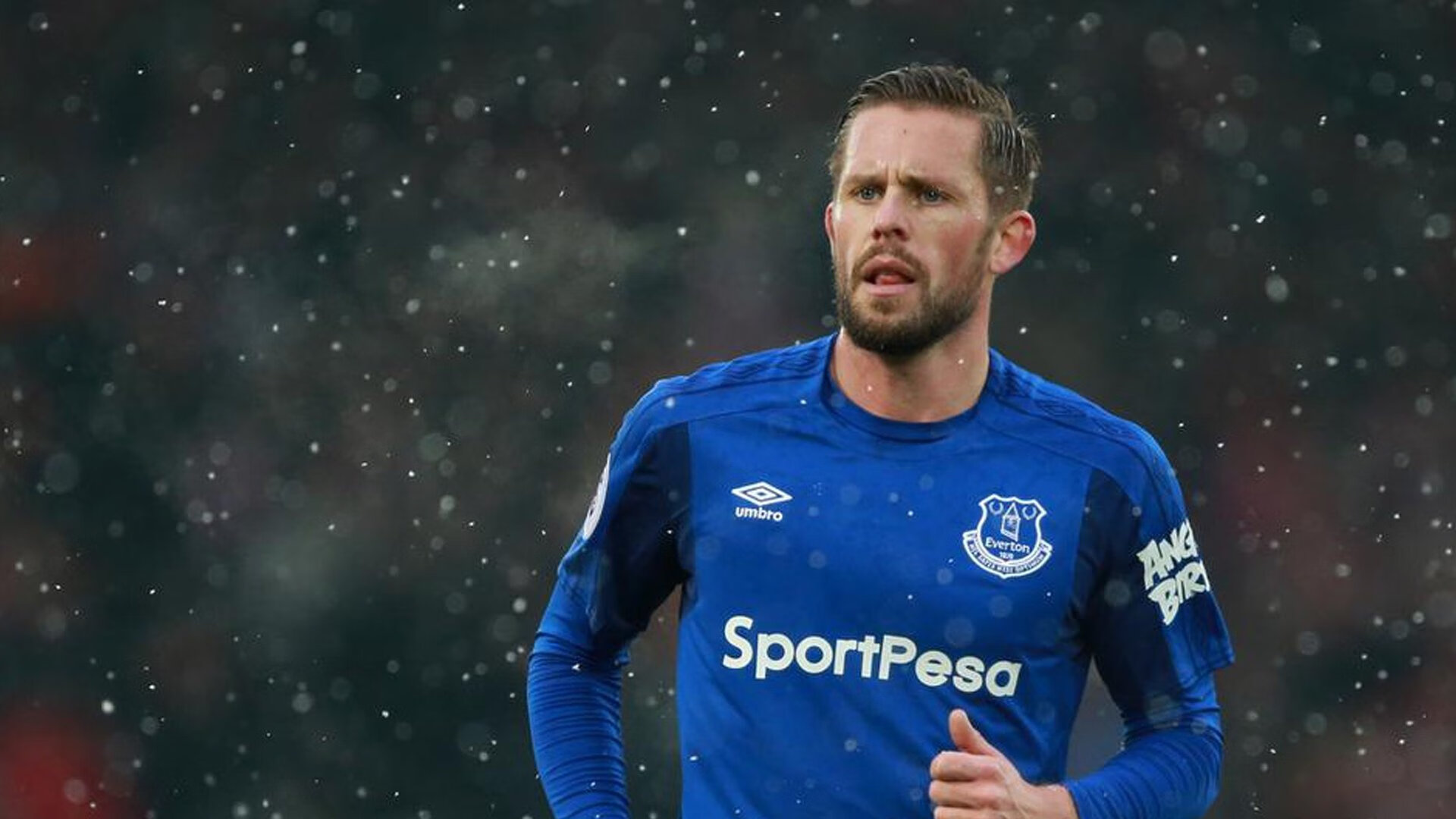 国足中场配合默契，创造力持续提升，中国足球配合